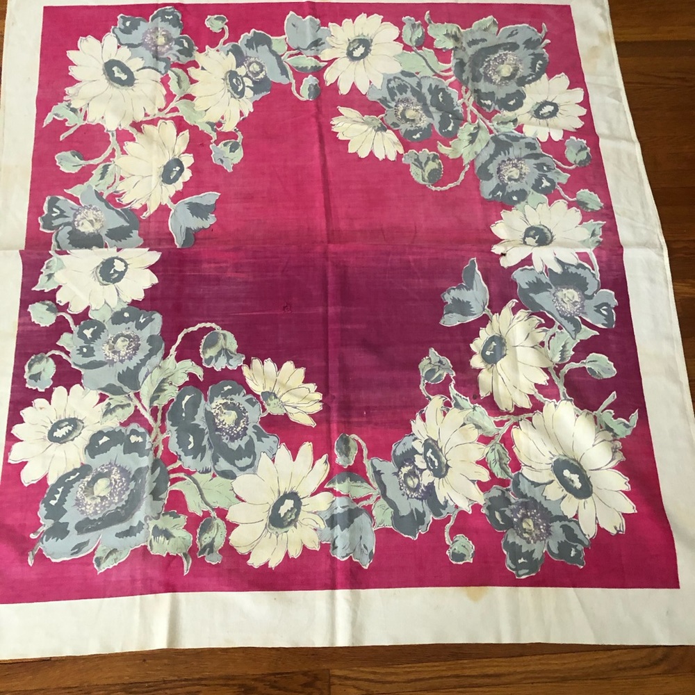 beautiful linen table cloth 4x4